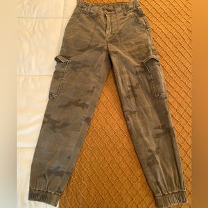 American Eagle brand camouflage cargo joggers size 0 short